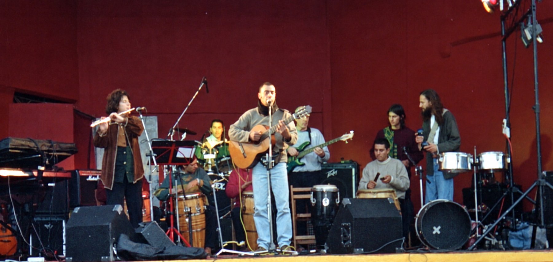 Sobremaderas en vivo en un escenario al aire libre