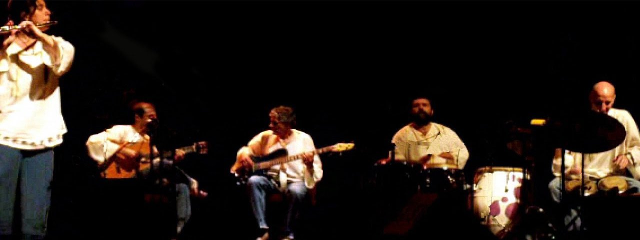 Sobremaderas tocando en el escenario