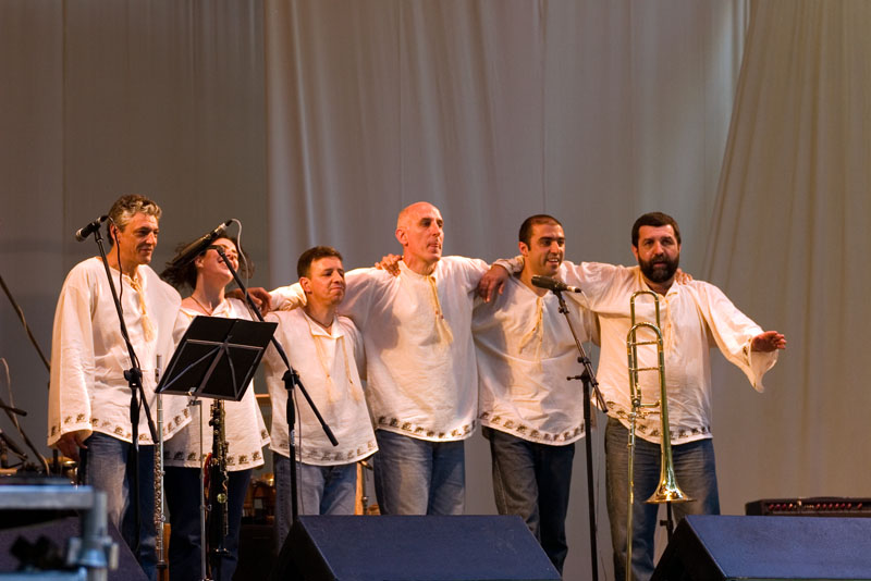 Integrantes de Sobremaderas en el escenario, Río de Janeiro, Brasil, 2005